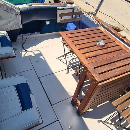 ホテル Boat To Sleep In Barcelona サン・アドリア・デ・ベソス エクステリア 写真