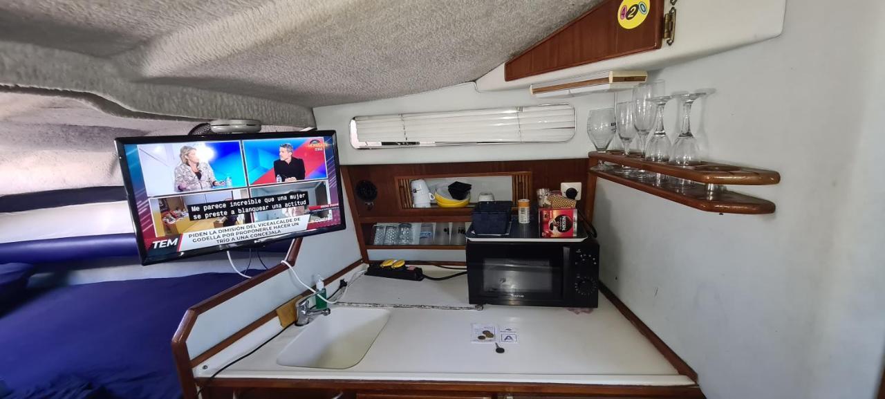ホテル Boat To Sleep In Barcelona サン・アドリア・デ・ベソス エクステリア 写真